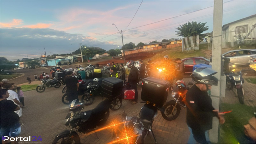 Motoboys prestam homenagem a colega morto em acidente em Cascavel