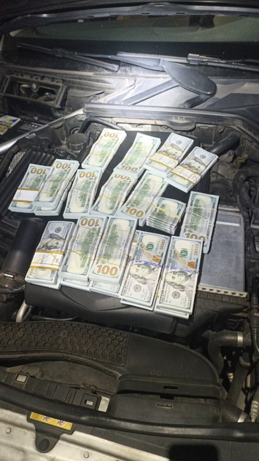 PRF apreende mais de 200 mil dólares dentro de motor de Mercedes no Paraná
