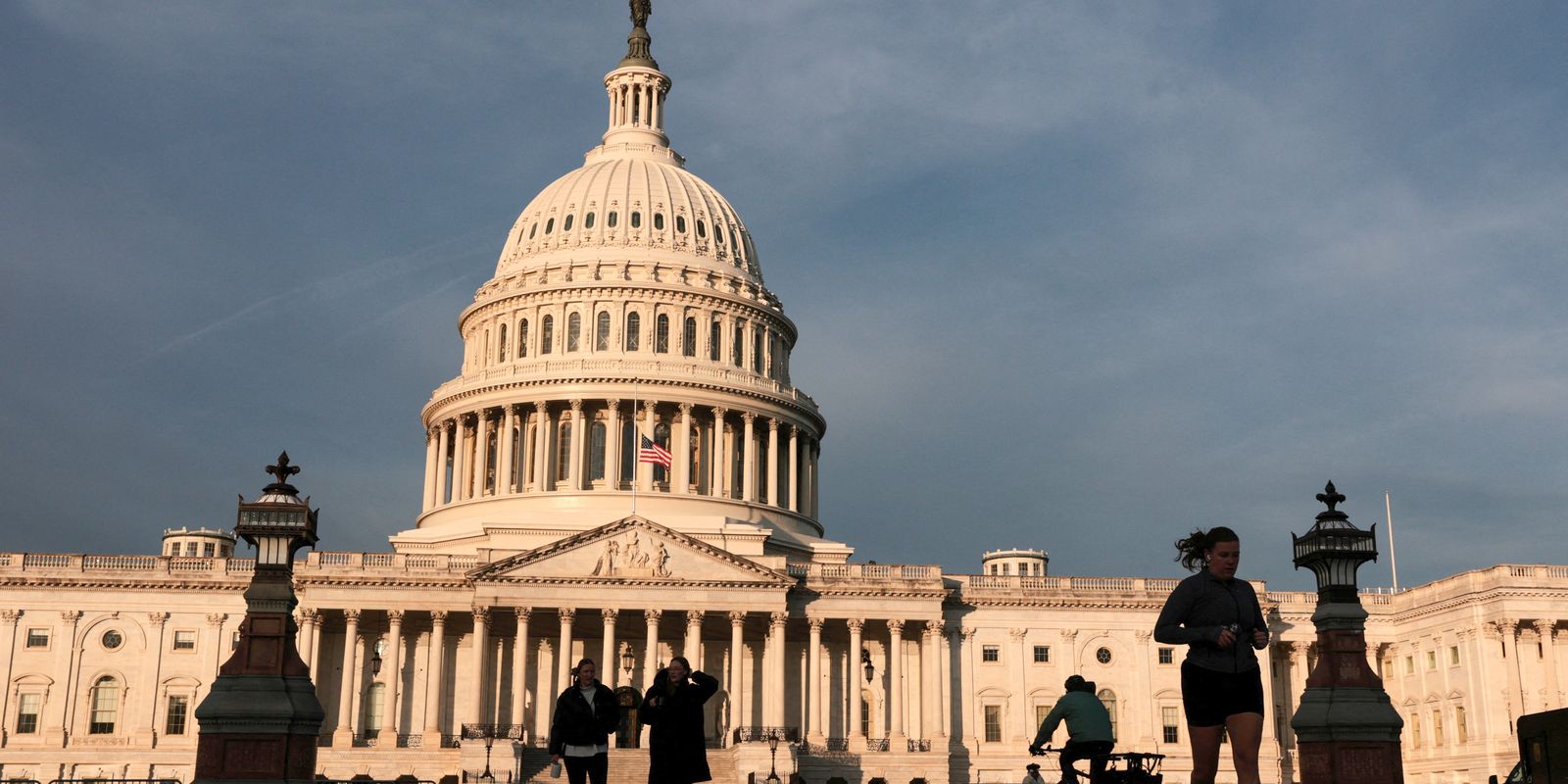 Prazo da guerra de Trump sem aval do Congresso termina em 1º de maio