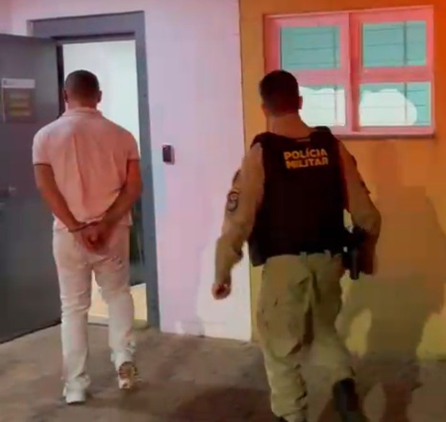 Ao intervir em ocorrência por som alto, homem é preso com dois mandados em aberto no Country