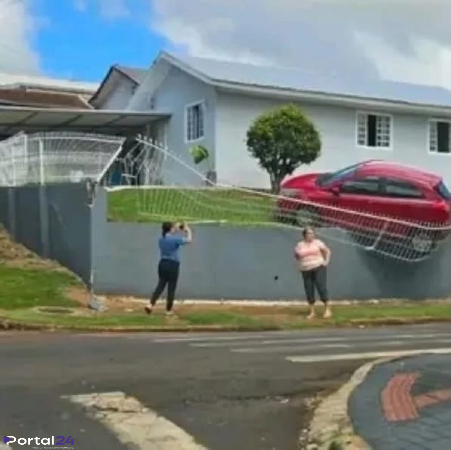 Carro fica pendurado e quase cai de muro no bairro Novo Horizonte, em Pato Branco