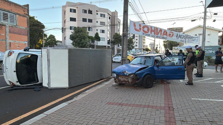 Caminhão tomba após ser atingido por Escort no centro