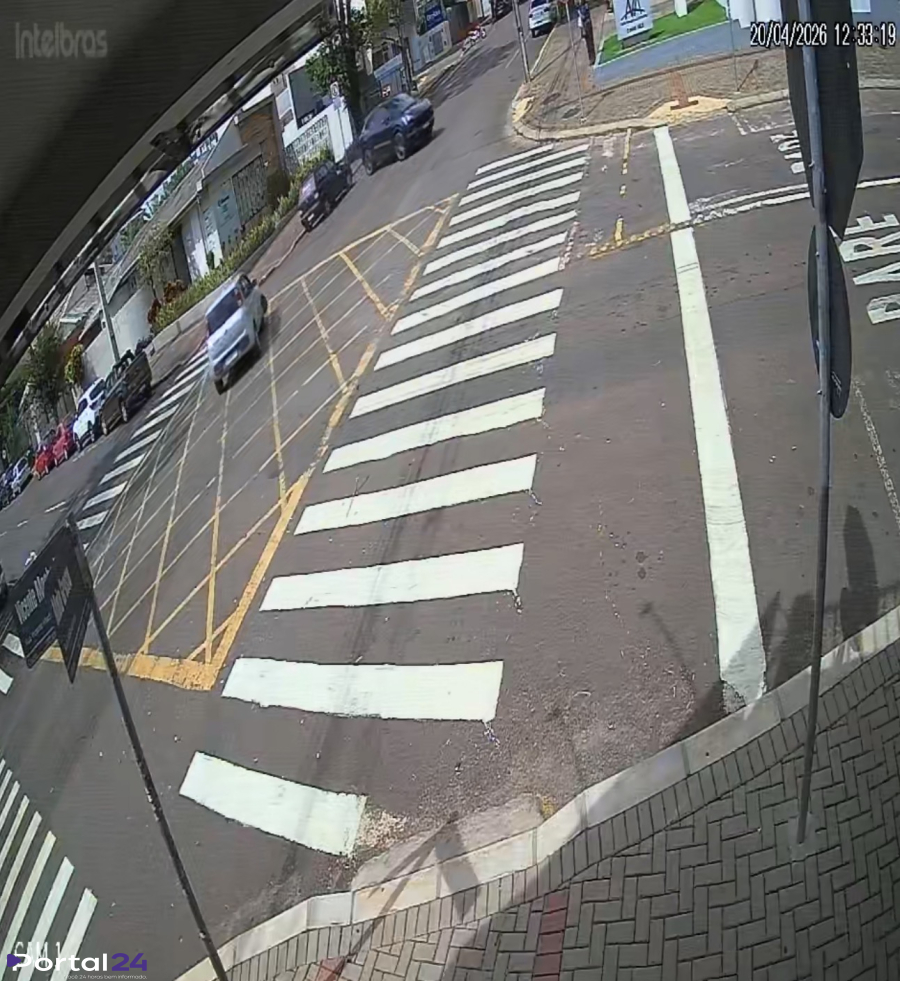 Carro de luxo roda após forte colisão em cruzamento movimentado de Cascavel