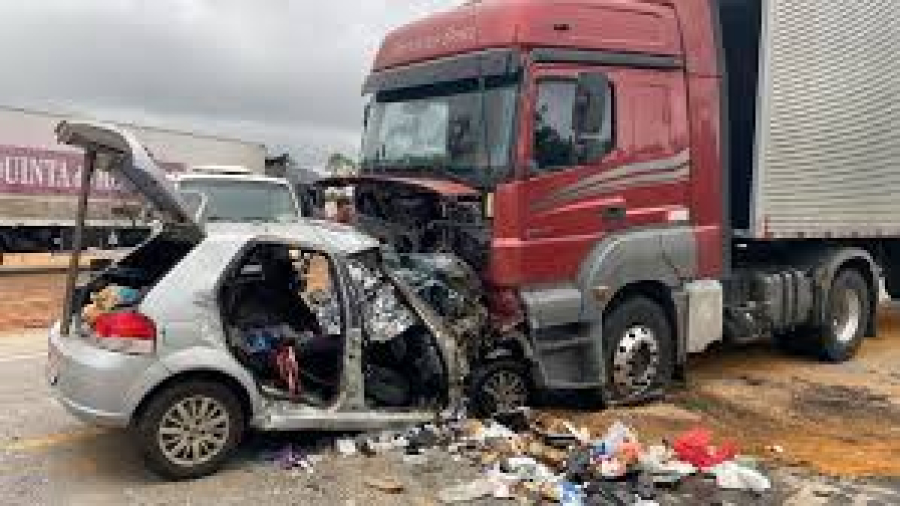 Seis pessoas da mesma família morrem em grave acidente entre carro e carreta em rodovia de Minas
