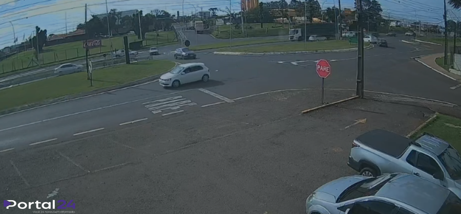 Carro é atingido por caminhão no Trevo da Portal, na BR-277, em Cascavel