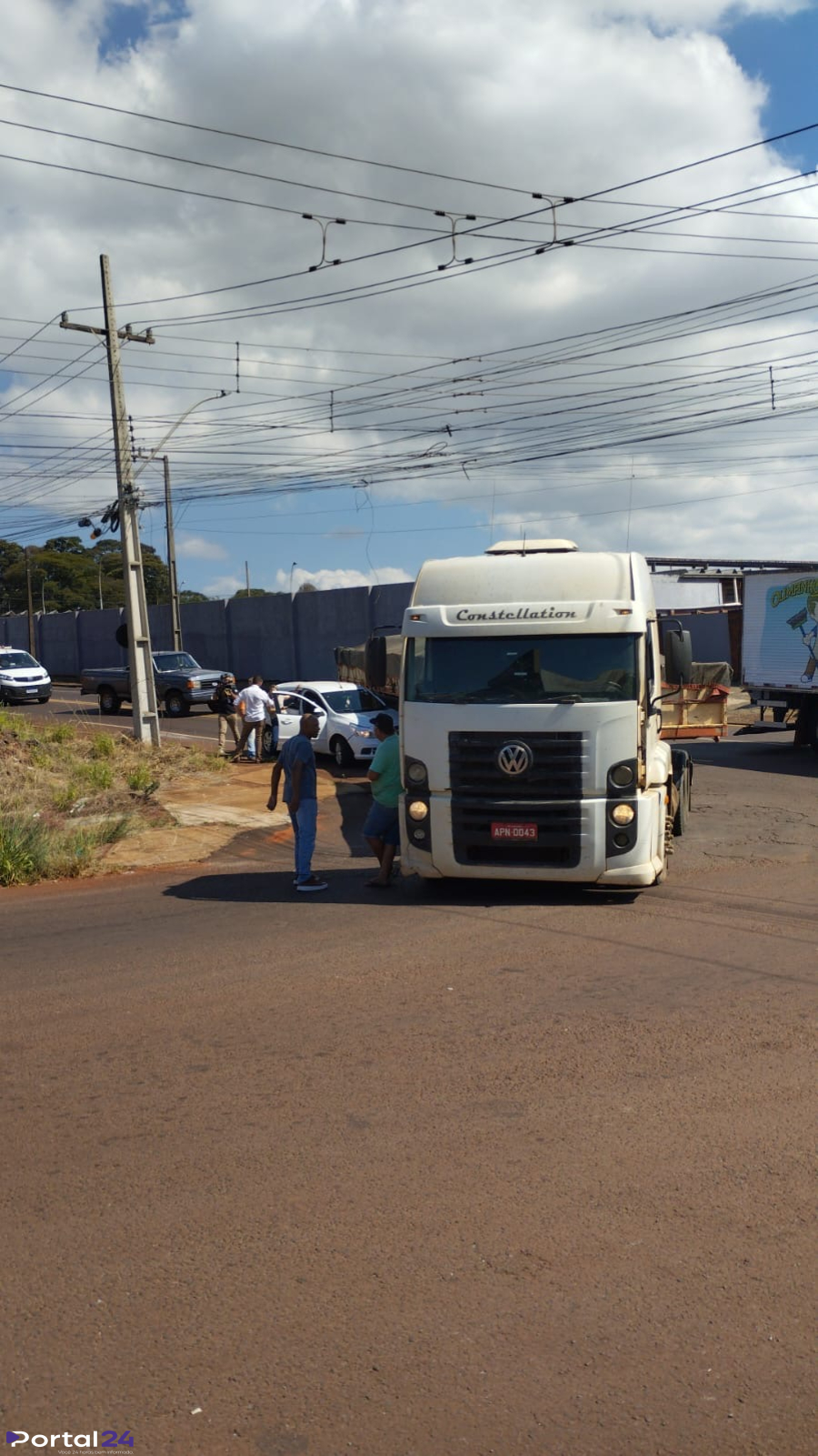Acidente entre carro e caminhão é registrado na Rua Jacarezinho, em Cascavel