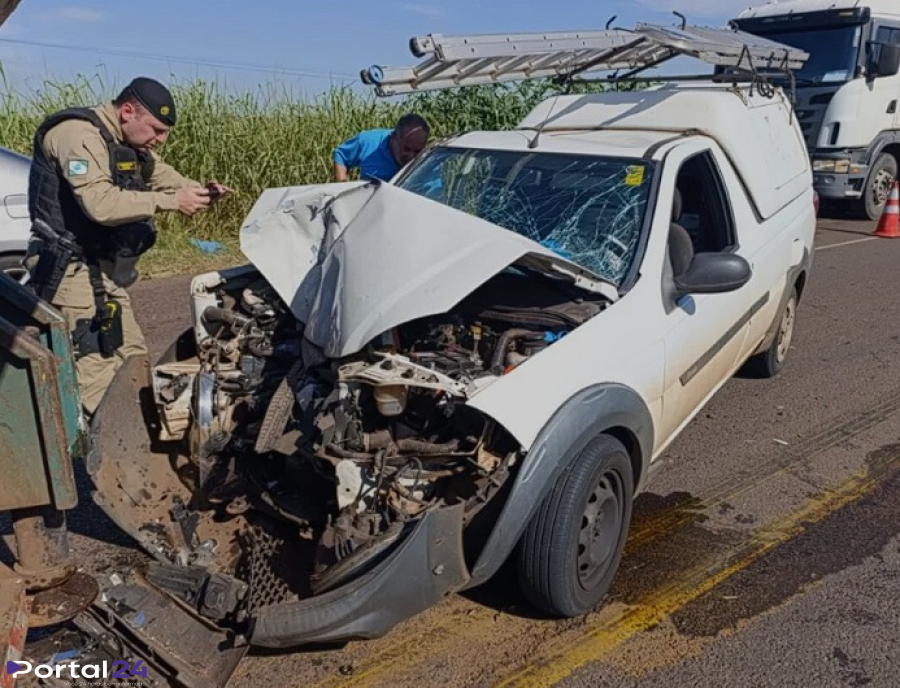 Caminhão perde controle e atinge picape no Contorno Sul de Maringá