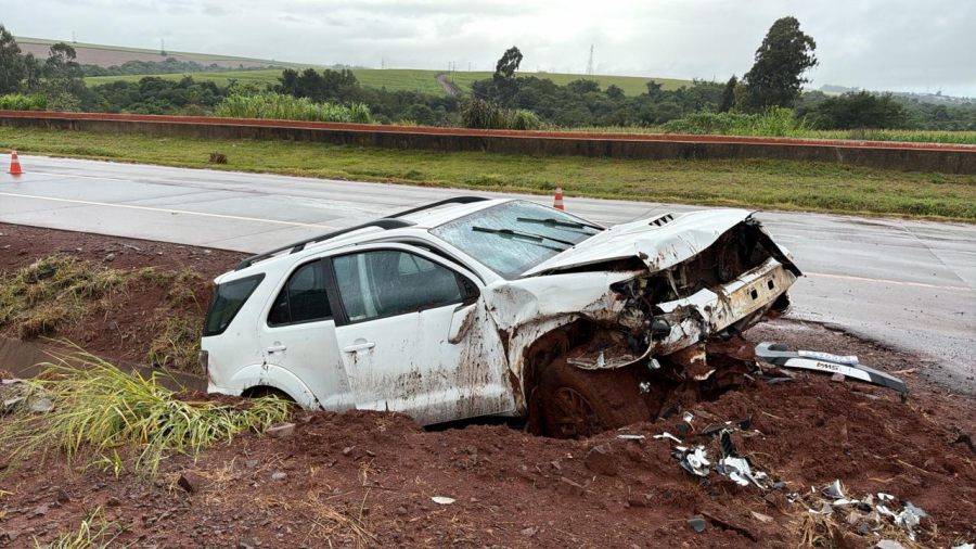 Caminhonete fica destruída após acidente no Contorno Oeste