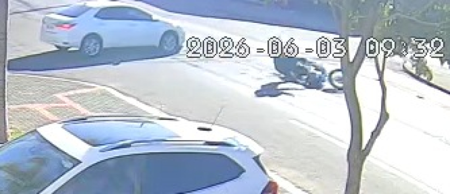 Moto é atingida por carro na Avenida Tito Muffato