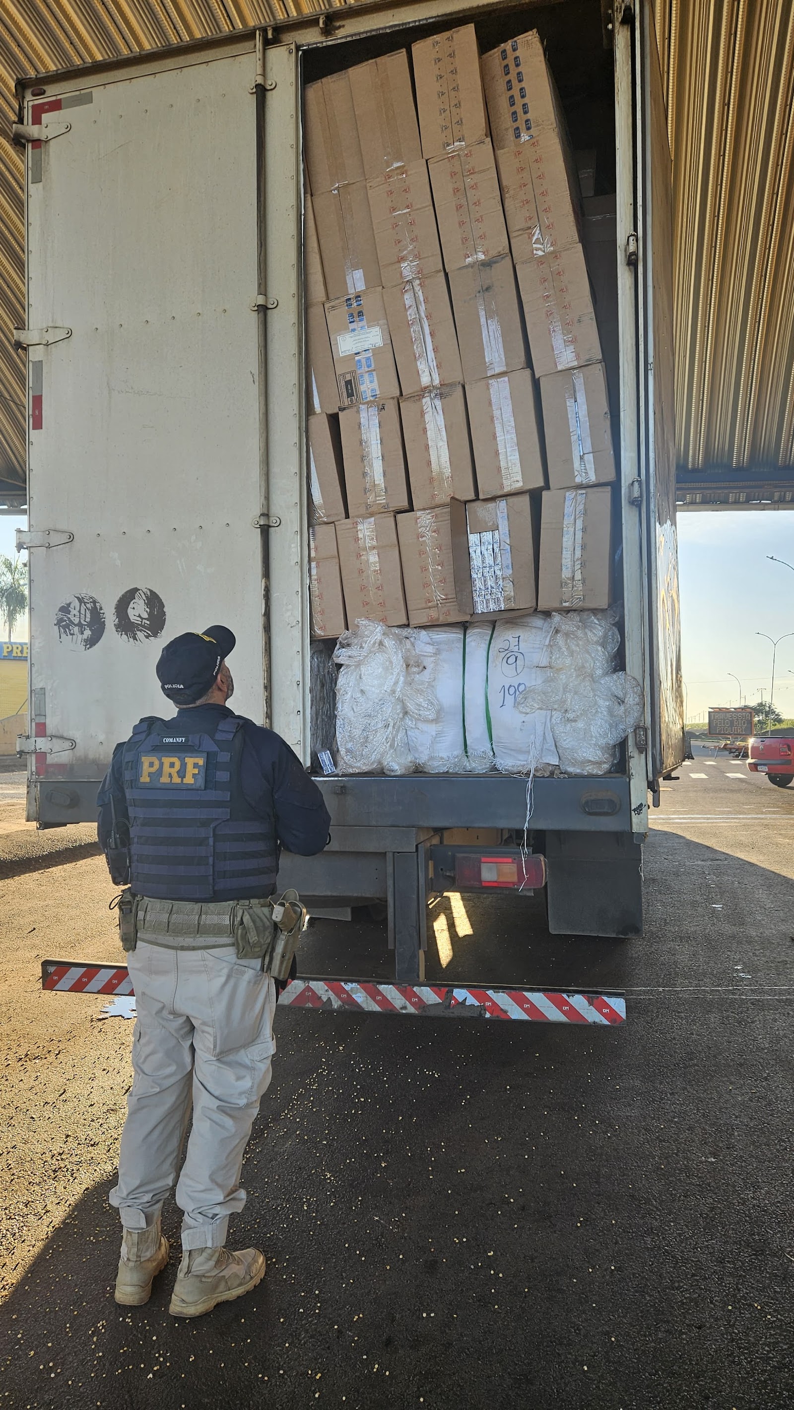 PRF apreende carreta com 325 mil maços de cigarros contrabandeados na BR-163 em Guaíra