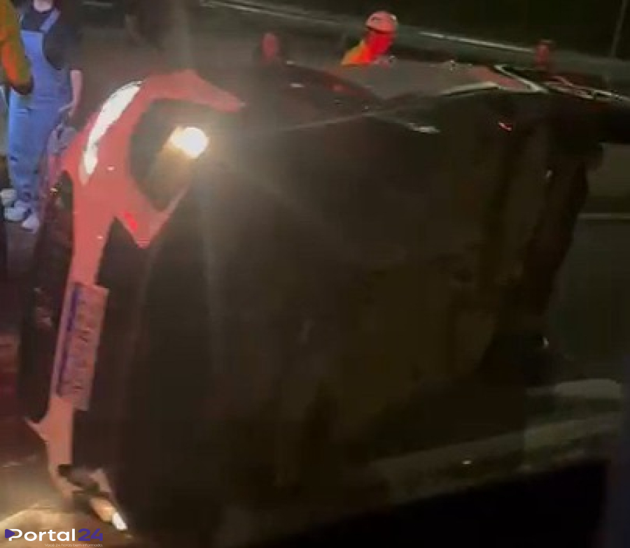 Carro capota na BR-277, em Matelândia