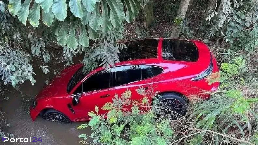 Porsche de até R$ 1,2 milhão com placas de Cascavel é encontrado em barranco na PR-491 entre Nova Santa Rosa e Maripá