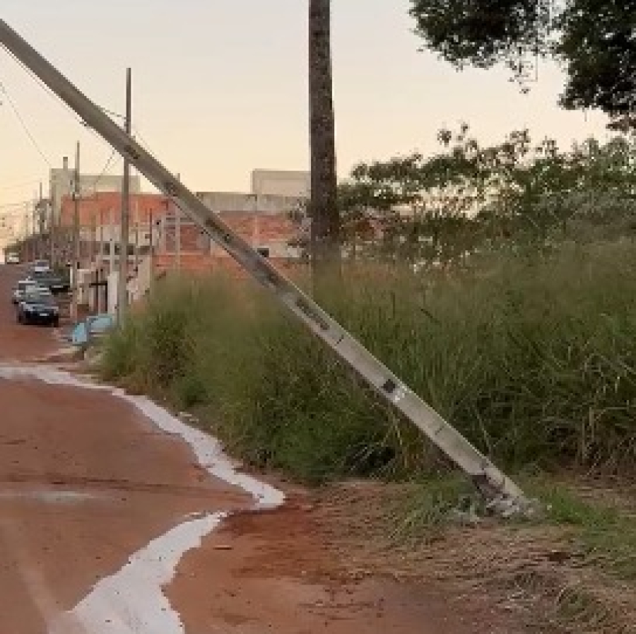 Poste está há mais de 24h quebrado no Belmonte