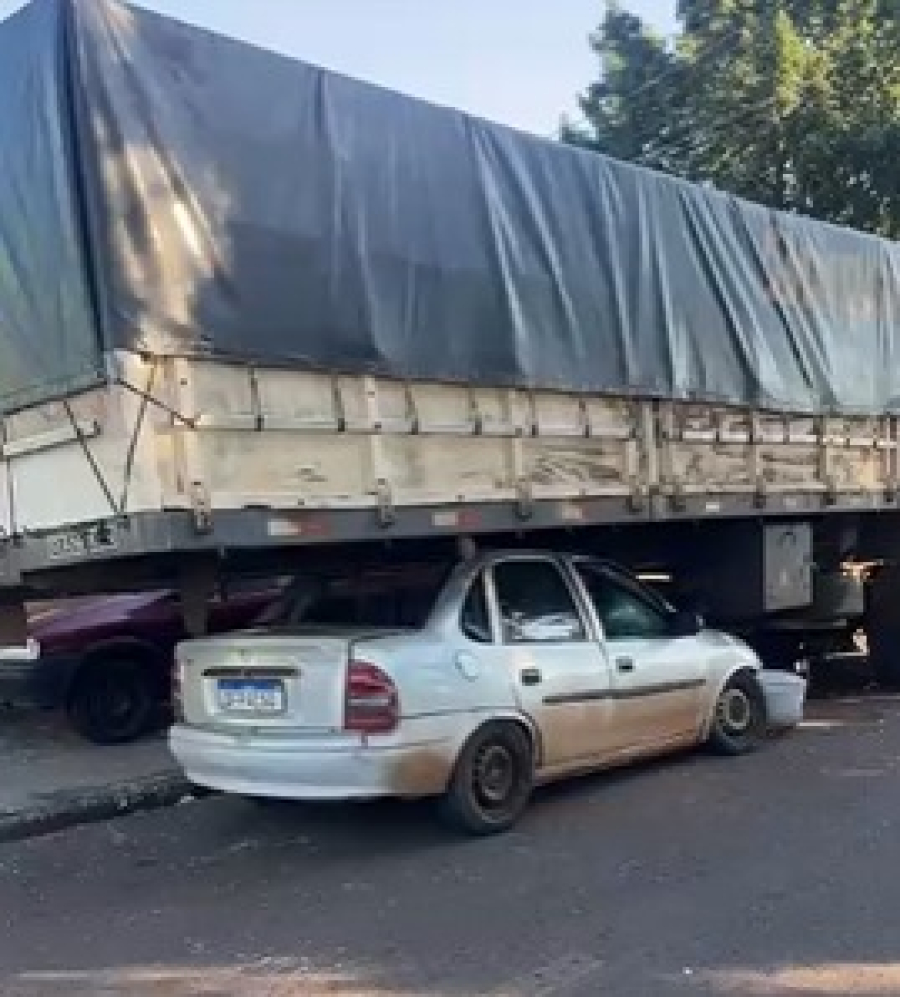 Carro para embaixo de caminhão no Periolo