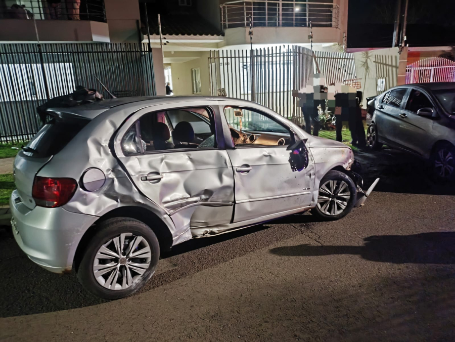 Carro desgovernado atinge veículo estacionado, danifica casa e rompe tubulação da Sanepar