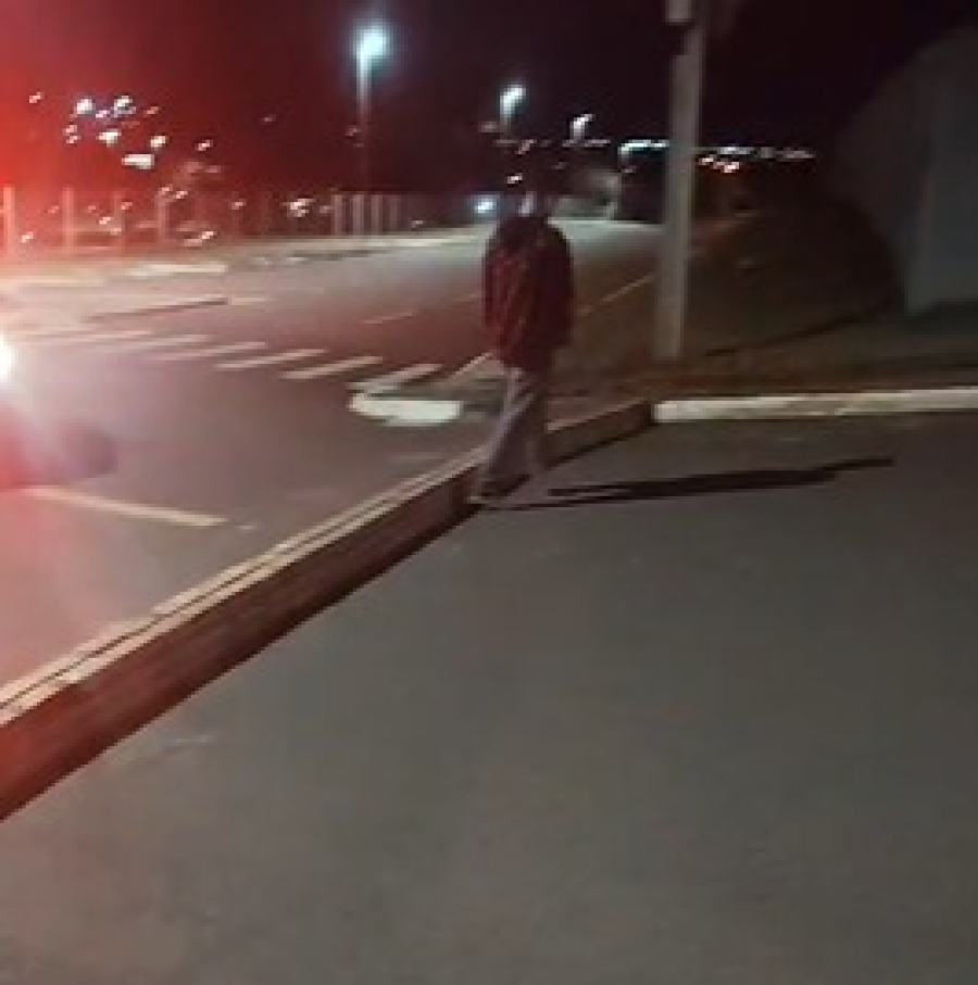 Jovem constrói 'muro' de paver no meio da rua no Morumbi