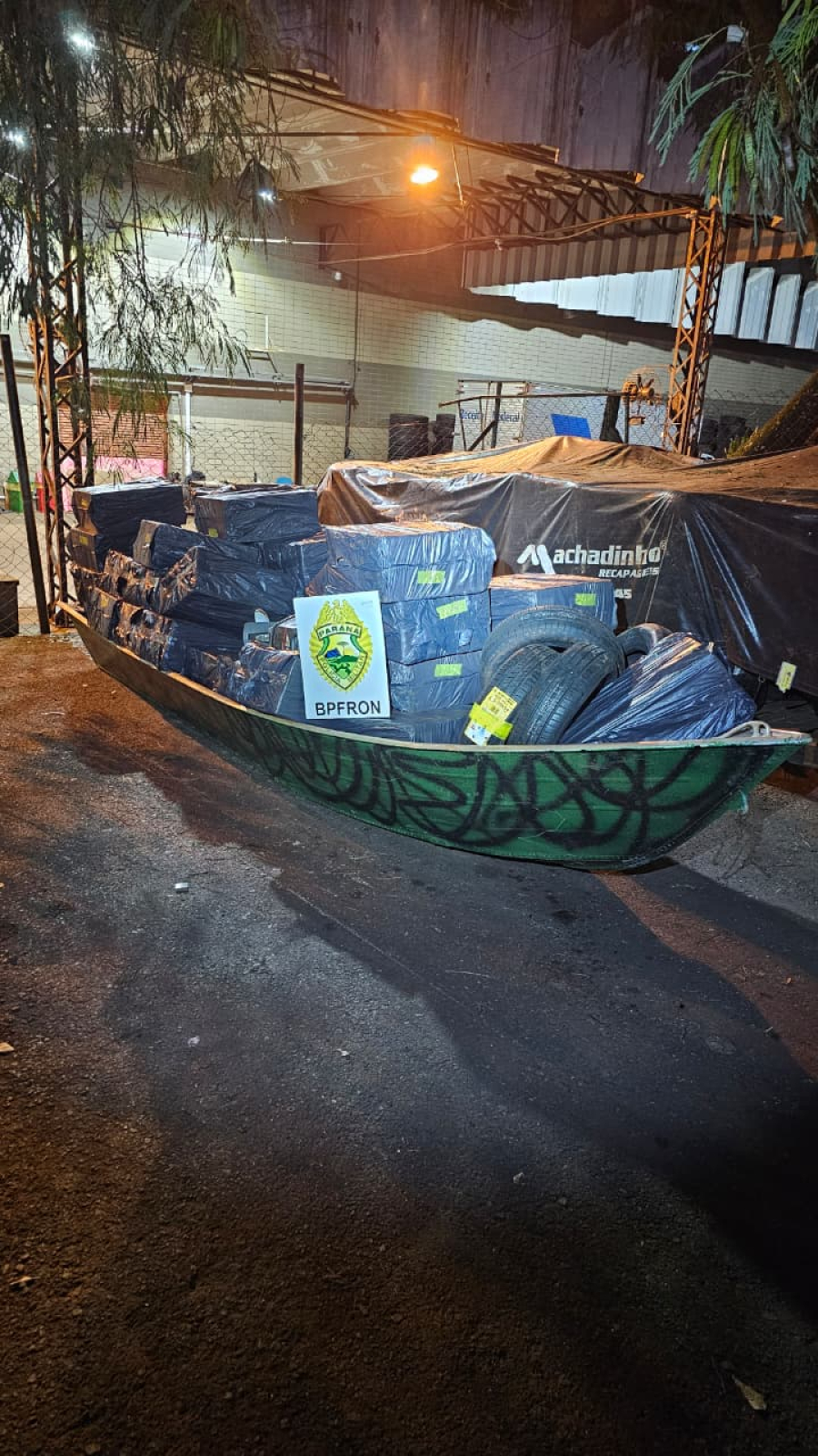 BPFRON apreende embarcação com cigarros contrabandeados e pneus na fronteira com o Paraguai