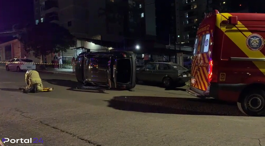 Motorista tomba carro após colisão com veículo estacionado no Centro de Cascavel