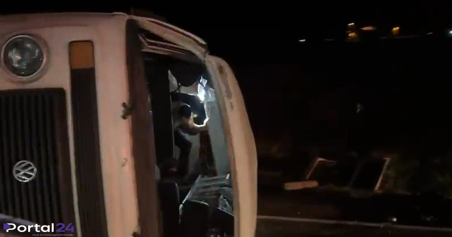 Tombamento de Kombi deixa três trabalhadores feridos na BR-163 entre Toledo e Cascavel