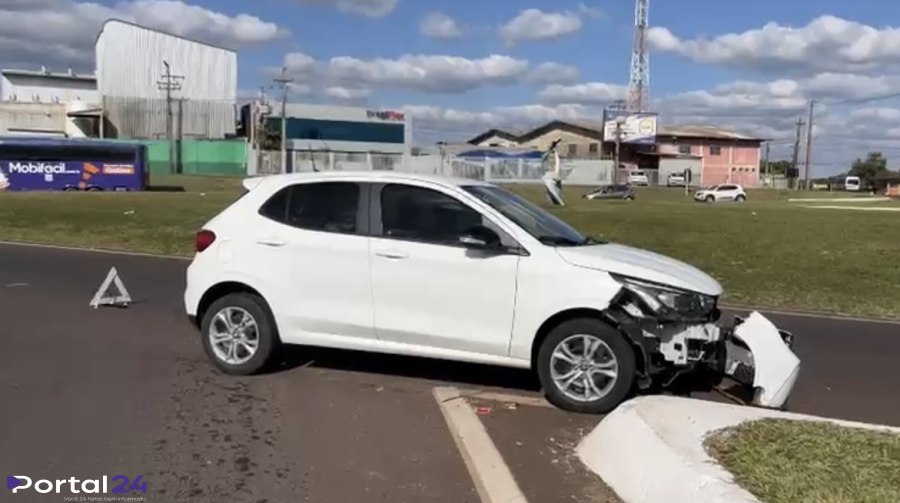 Colisão entre carro e moto é registrada no Trevo Guarujá em Cascavel