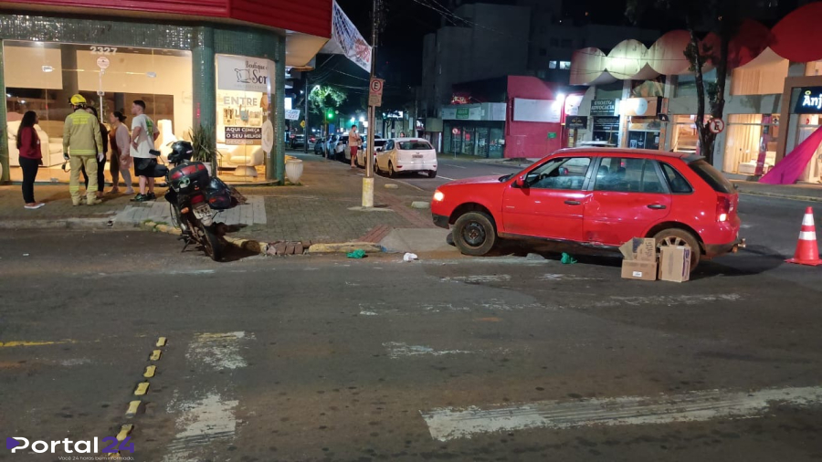 Colisão entre carro e motocicleta deixa pessoa ferida no Centro