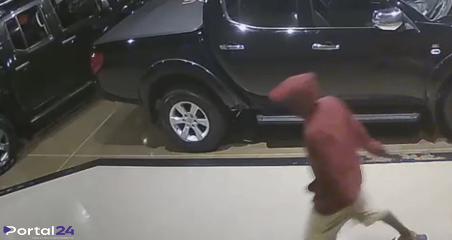     Invasão a loja de veículos no Centro de Cascavel é flagrada por câmeras
