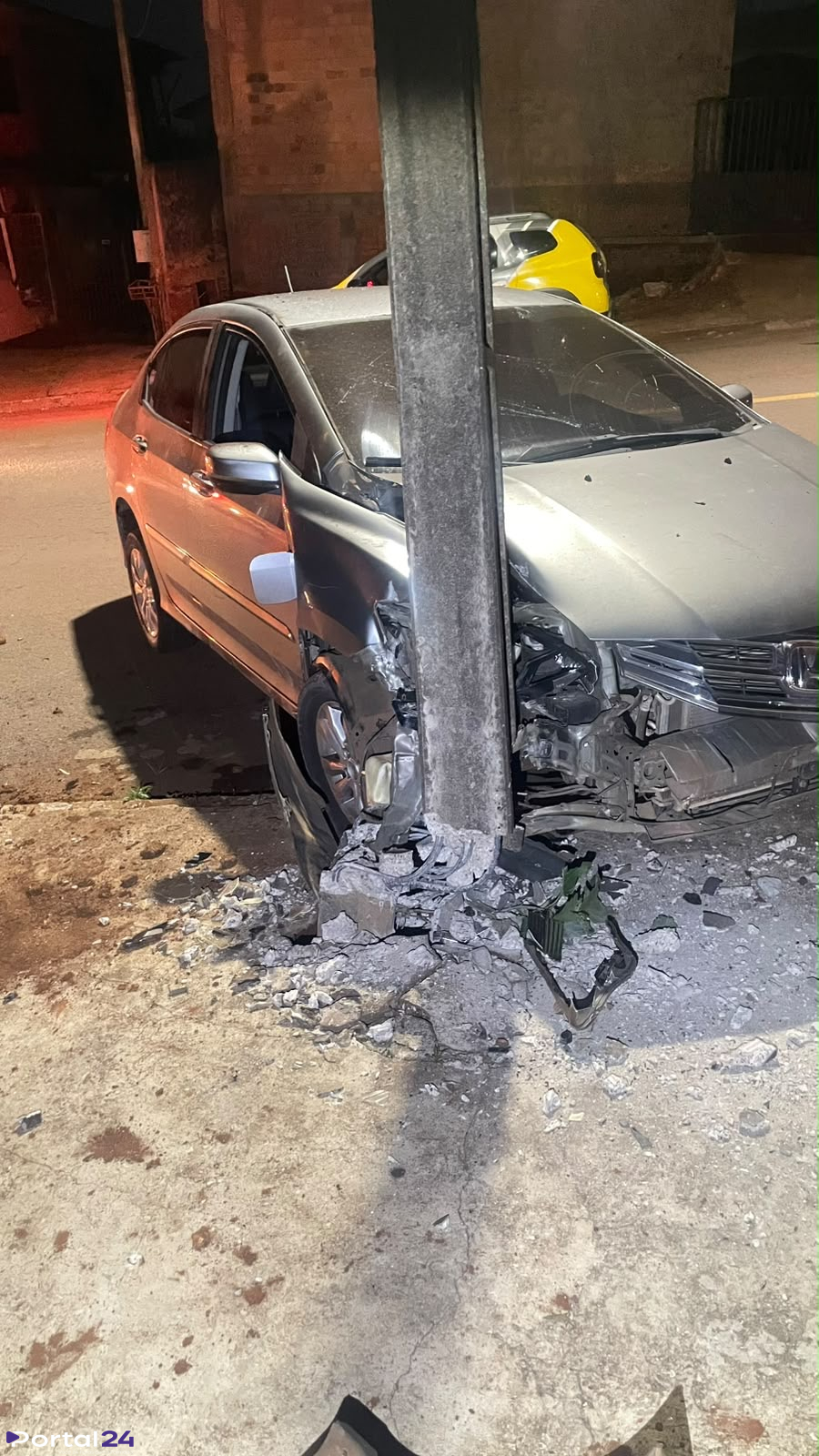 Carro colide contra poste após motorista relatar “fechada” em Santa Felicidade