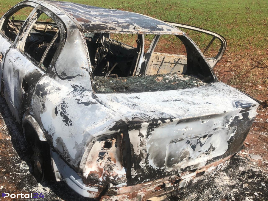 Carro incendiado em Terra Roxa pode ter sido usado em homicídio na madrugada deste domingo