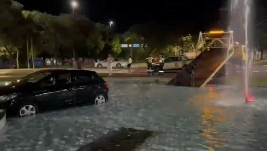 De novo! Motorista 'mergulha' com carro no chafariz da Praça do Migrante