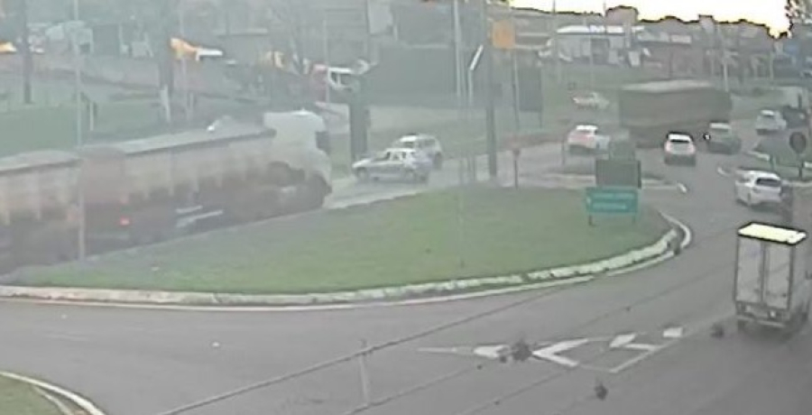 Câmera registra acidente no Trevo da Portal em Cascavel