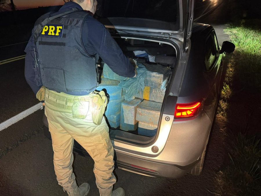 PRF apreende mais de 400 kg de maconha após fuga em Perobal
