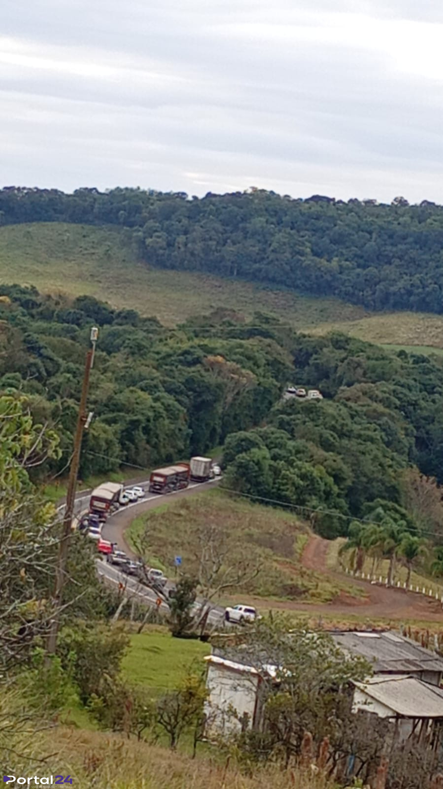 Acidente na ponte do Rio Cavernoso causa congestionamento nesta segunda-feira (08)