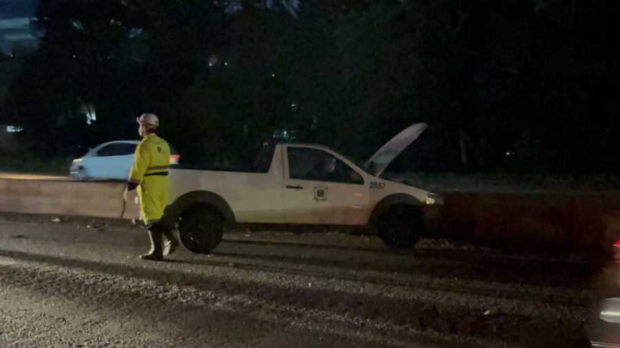 Ao tentar evitar atropelamento, motorista bate veículo da Prefeitura contra guard-rail em Cascavel