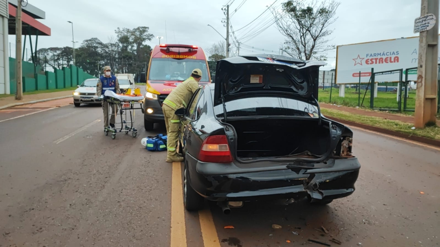 Motociclista voa sobre carro em acidente no Brasmadeira