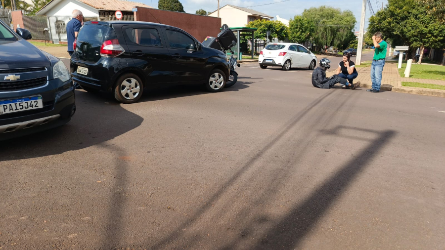 Motociclista fica ferido em acidente no Aclimação