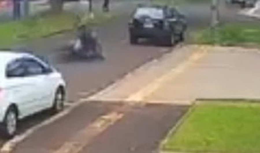 Deu ruim! Motociclista 'amostradinho' bate na traseira de carro em Foz