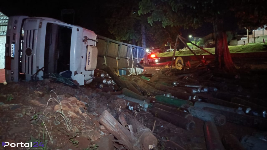 Atropelamento termina com morte e caminhão tombado na PR-082, próximo a Engenheiro Beltrão