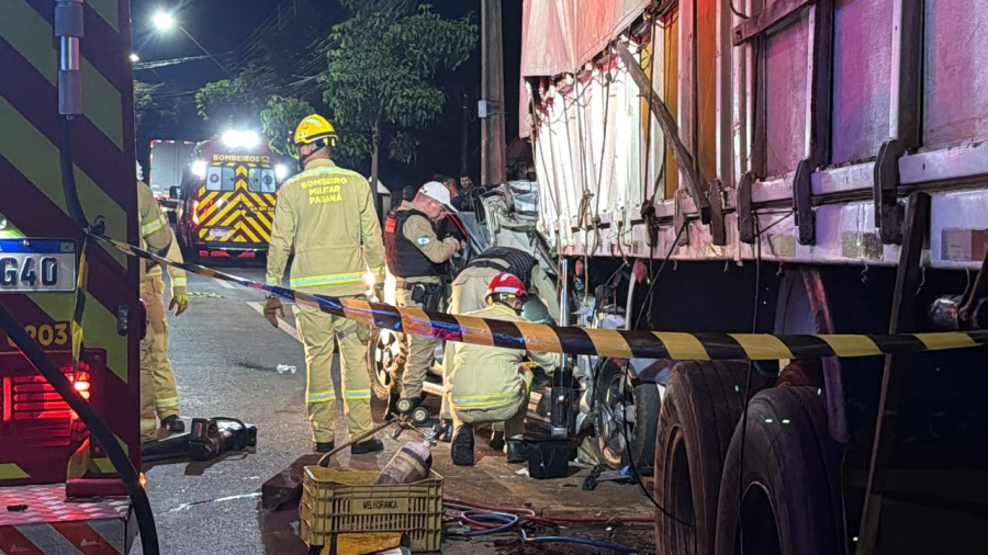 Caminhonete fica destruída após acidente na rua Xavantes