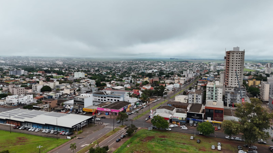 Chuva e obras de pavimentação interditam trecho da Rua Academia em Cascavel