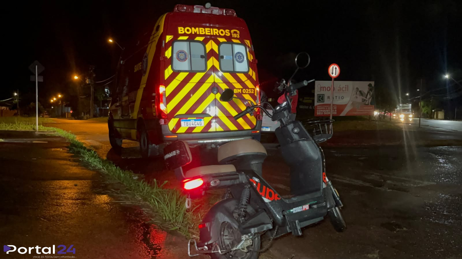 Duas jovens ficam feridas em acidente entre carro e moto elétrica em Cascavel