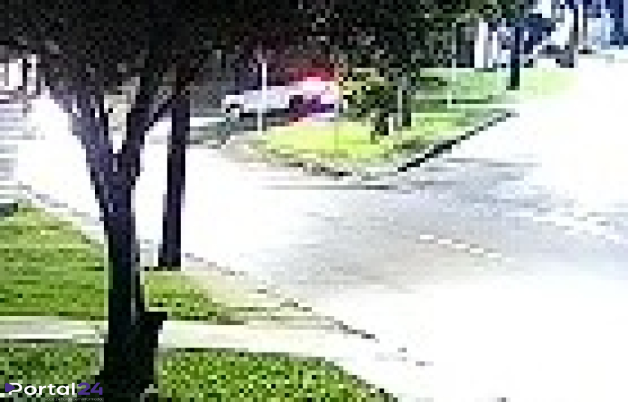 Câmeras de segurança registram acidente entre dois carros no bairro Alto Alegre, em Cascavel