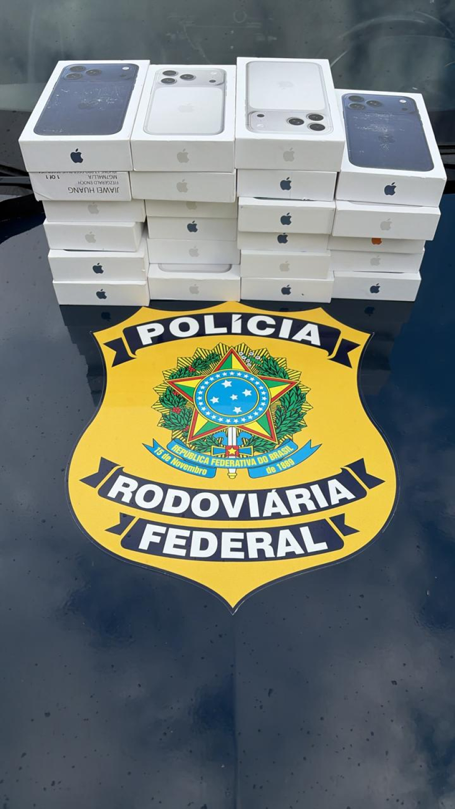 PRF apreende carga de celulares e prende homem após fuga na BR-277