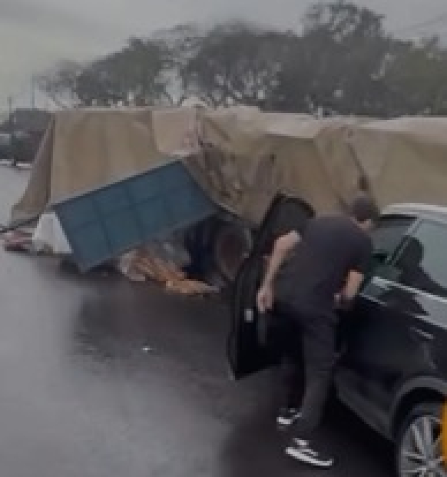 Caminhão sem freio tomba sobre veículos em Foz