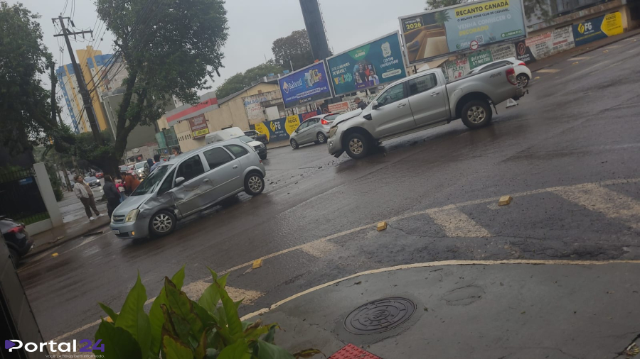 Colisão entre carro e caminhonete mobiliza equipes no Centro de Cascavel