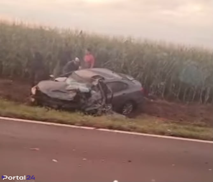 Motorista fica gravemente ferido após colisão entre carro e carreta em Campo Mourão