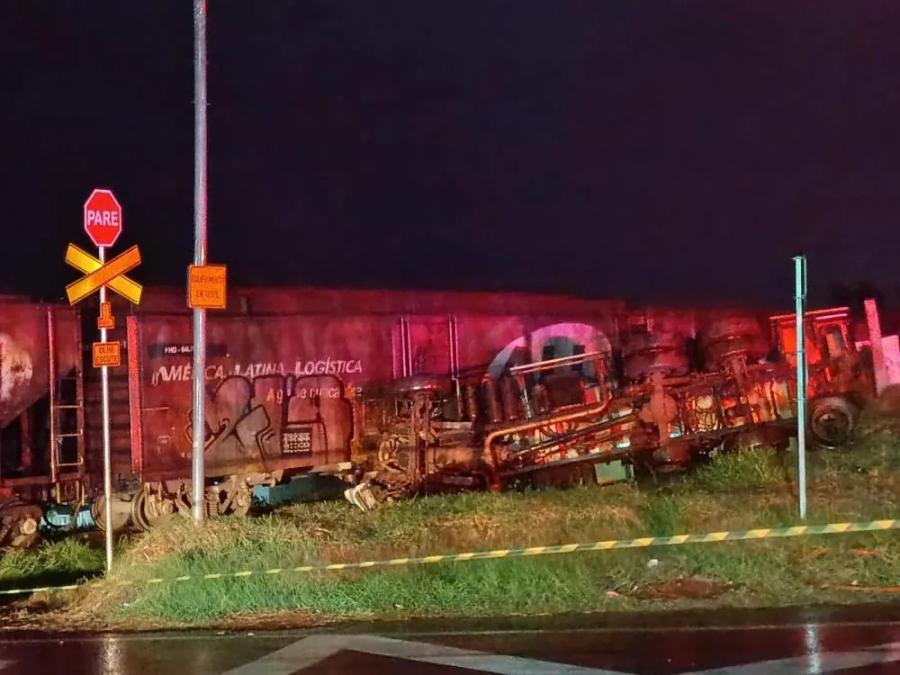Caminhão carregado com gás é atingido por trem na BR-369 e deixa dois feridos