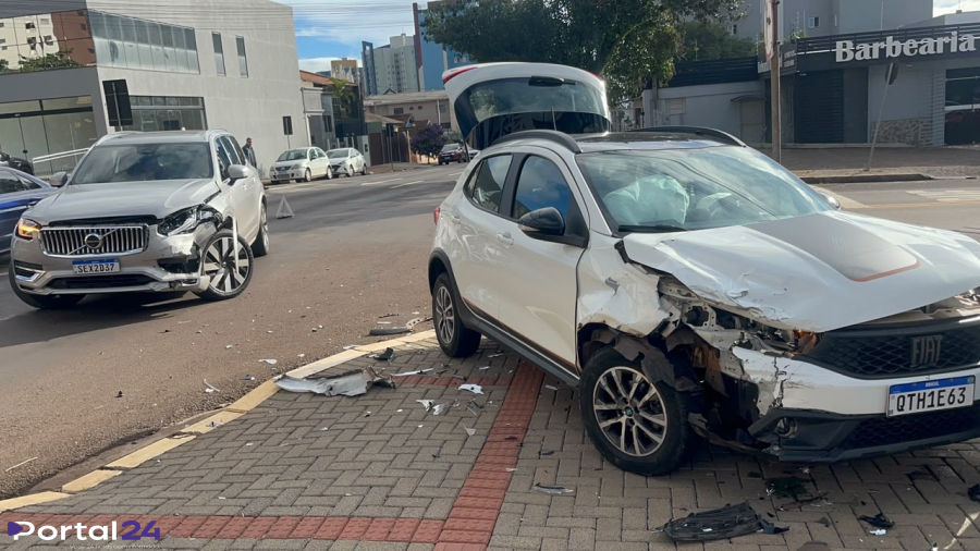Carro desgovernado invade estrutura comercial após colisão no centro da cidade