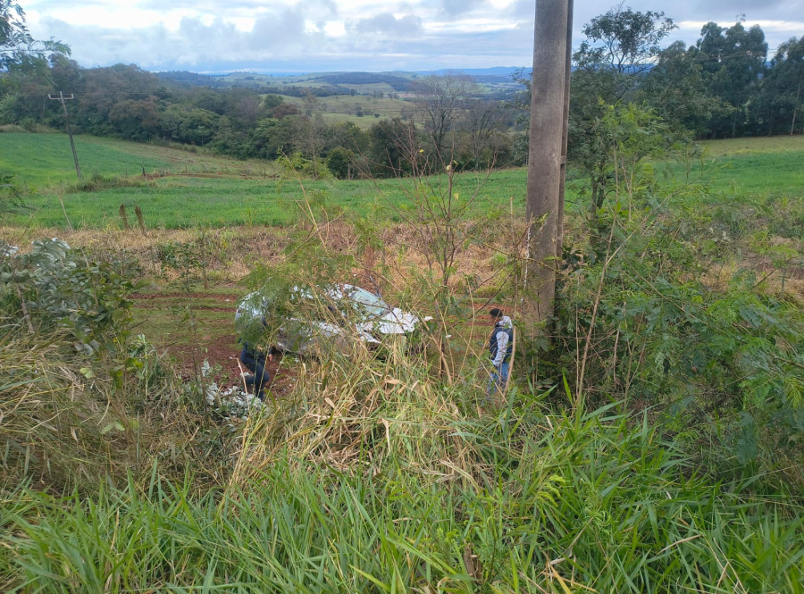 Vítima é ejetada em capotamento na BR-163