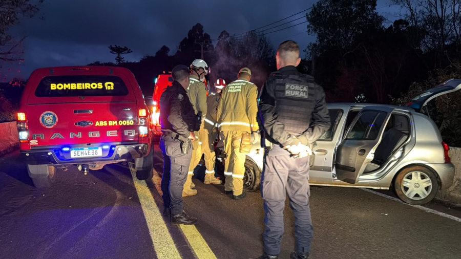 Clio bate em mureta de proteção de ponte na PR-180