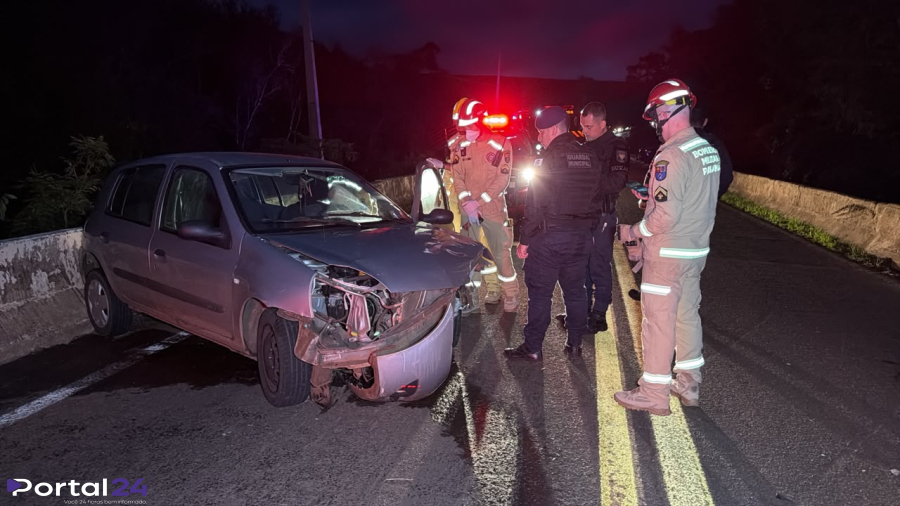 Câmera registra momento em que Clio bate contra mureta de ponte na PR-180 em Cascavel